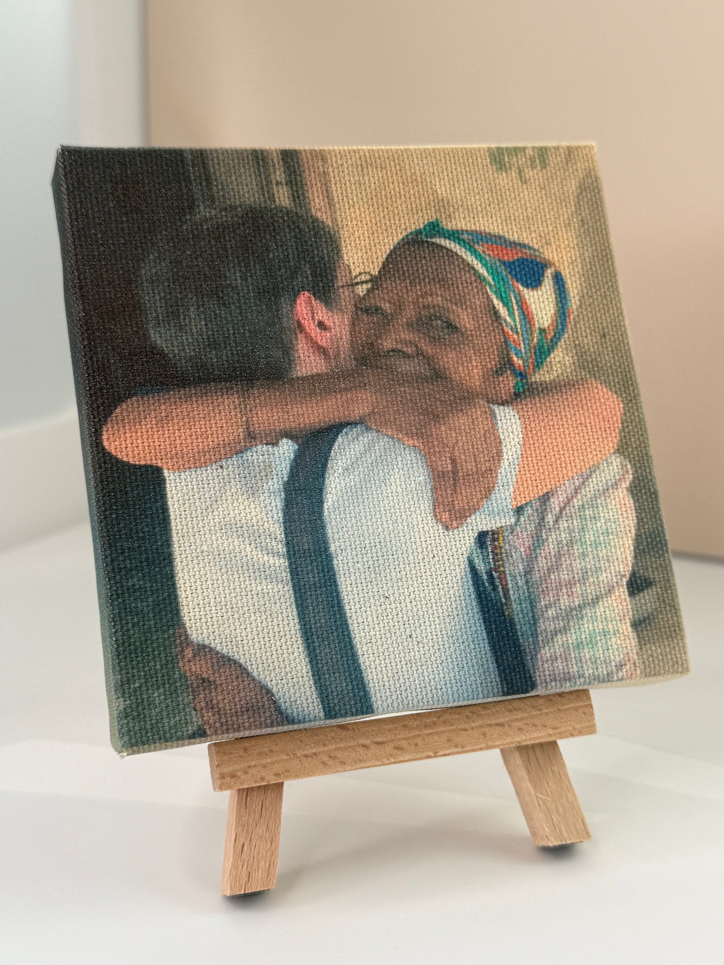 Personalized custom photo printed on mini canvas – unique gift idea showing a beautiful moment of two friends featured on easel 